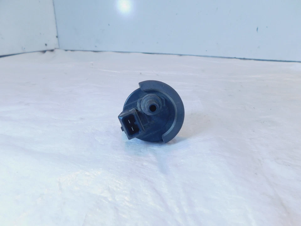 Válvula respirador tanque combustible gasolina BMW R1100R R1100RT R1100RS R1100GS R850R Foto 2 de 4