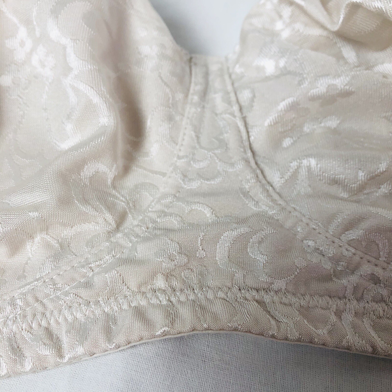 Playtex Minimizer Bra Sz 42DD Off White Wireless Unpadded Floral