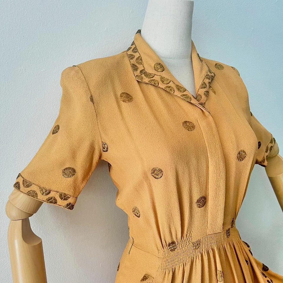 ЗОЛОТОЙ МЕТАЛЛИЧЕСКИЙ вышитый 30-х 30-х 40-х карамель креп винтажный вискоза платье S - Изображение 2 из 4