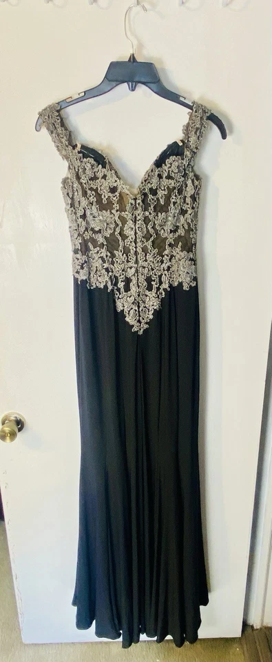 Vestido Faviana Negro Encaje Hombro Descubierto Baile de graduación, Dama de honor, Madre de Novia Talla 2 Foto 2 de 4