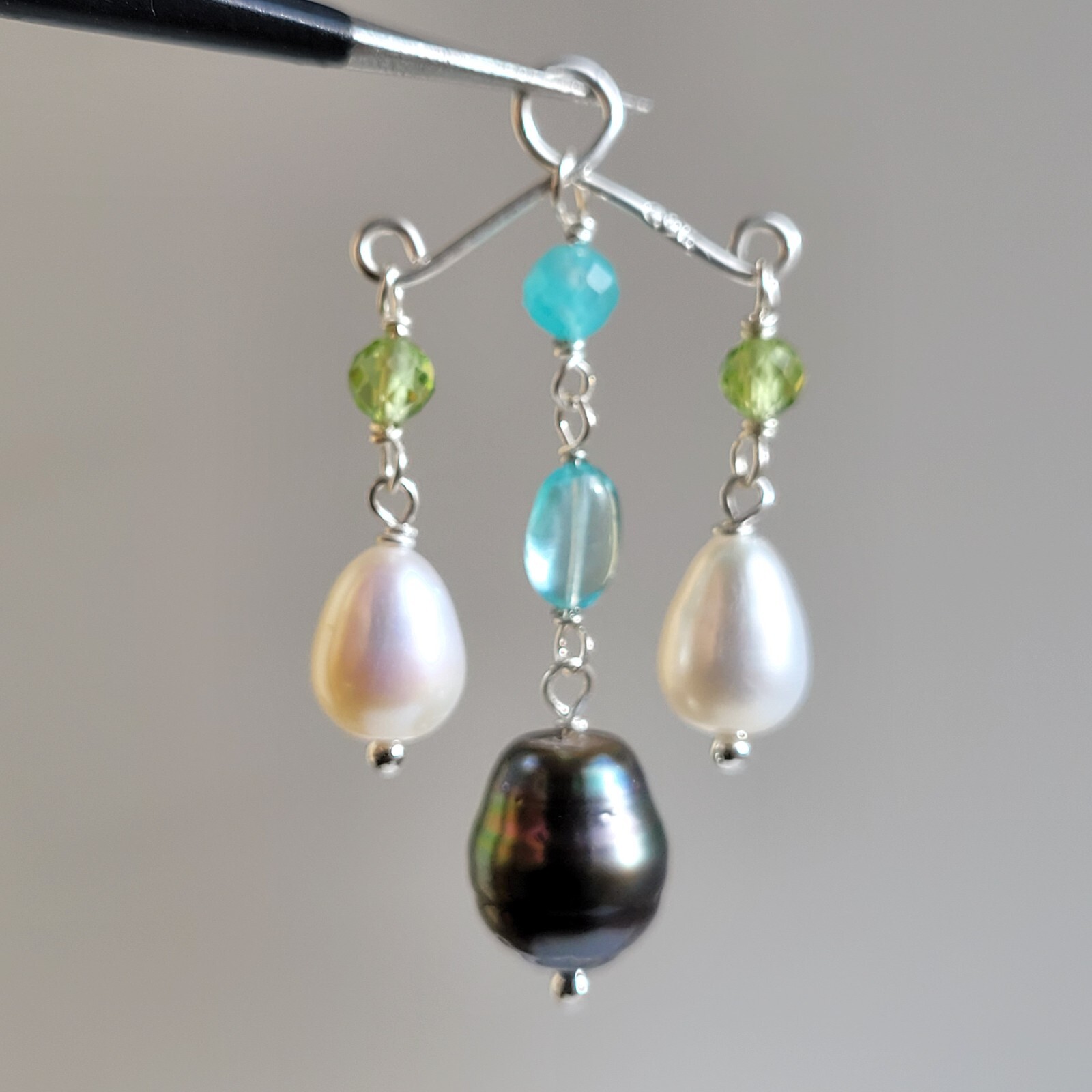 Pendentif perle noire de Tahiti et péridot en argent, le bijou idéal pour illuminer vos tenues
