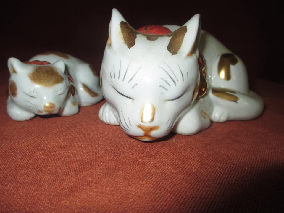 Hermoso par de gatos japoneses Kutani para dormir Nemuri Neko de 6,5" y 4" Foto 3 de 4