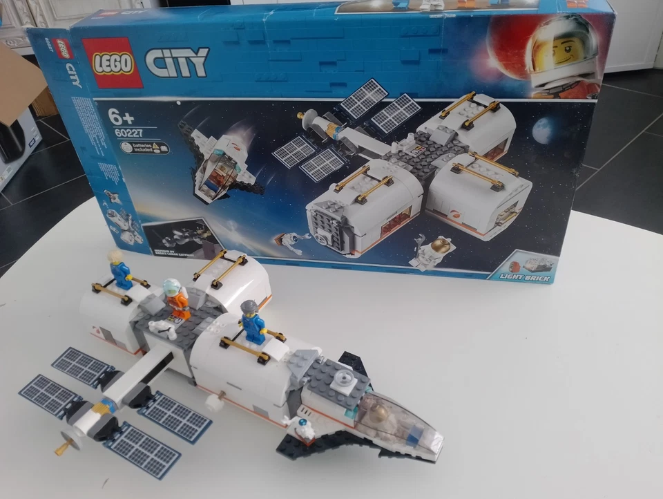 LEGO City 60227 Lunar Space Station, photo 1 sur 5
