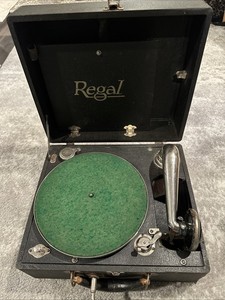 REGAL VINTAGE PORTABLE SUITCASE VICTROLA - Excellent Working Order! Display/Play