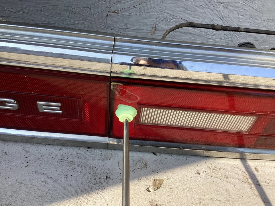 Conjunto de luz trasera exterior e interior central derecha Dodge Dynasty 1988-1993 OEM Foto 4 de 4