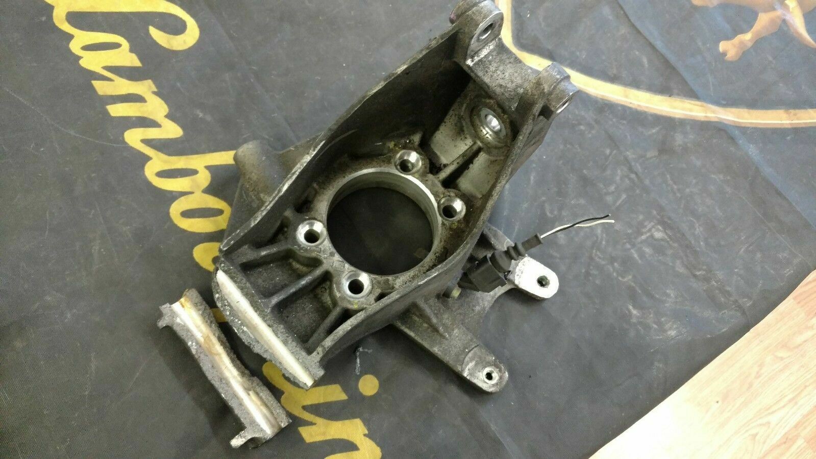LAMBORGHINI GALLARDO REAR RIGHT PASSENGER WHEEL HUB CARRIER OEM 400505434