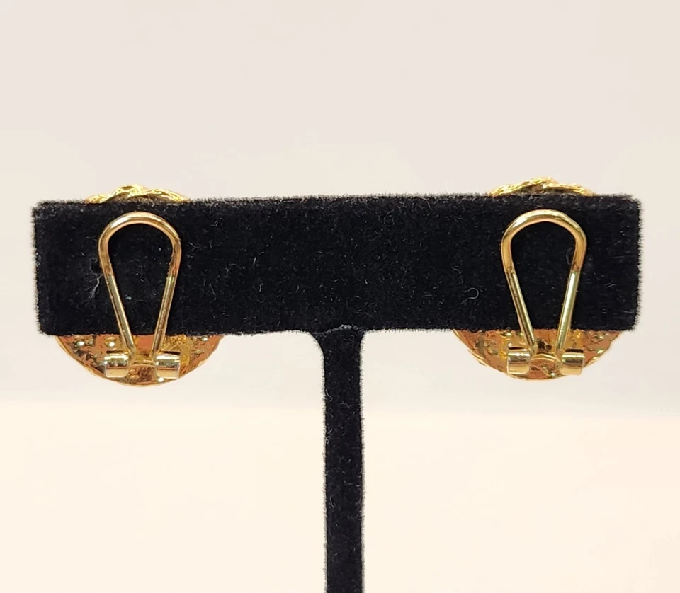 Серьги-клипсы Liz Claiborne с крапинками из зеленого стекла текстурированные золотистые 7/8 дюйма - Изображение 3 из 4