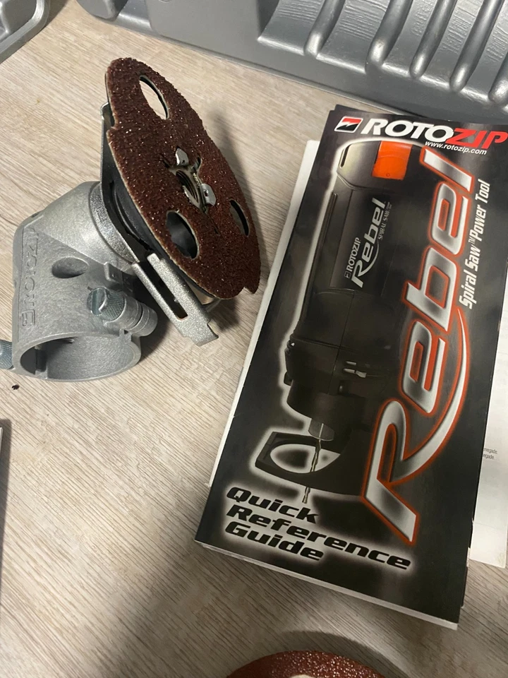 Sierra espiral RotoZip Rebel con accesorio Zip Mate y estuche - Excelente estado Foto 2 de 4