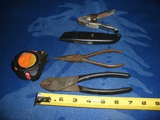 SET BESTEHEND AUS 5 HANDWERKZEUGEN KRAEUTER ZANGEN SNIPS MASSBAND BOX CUTTER KLEMME