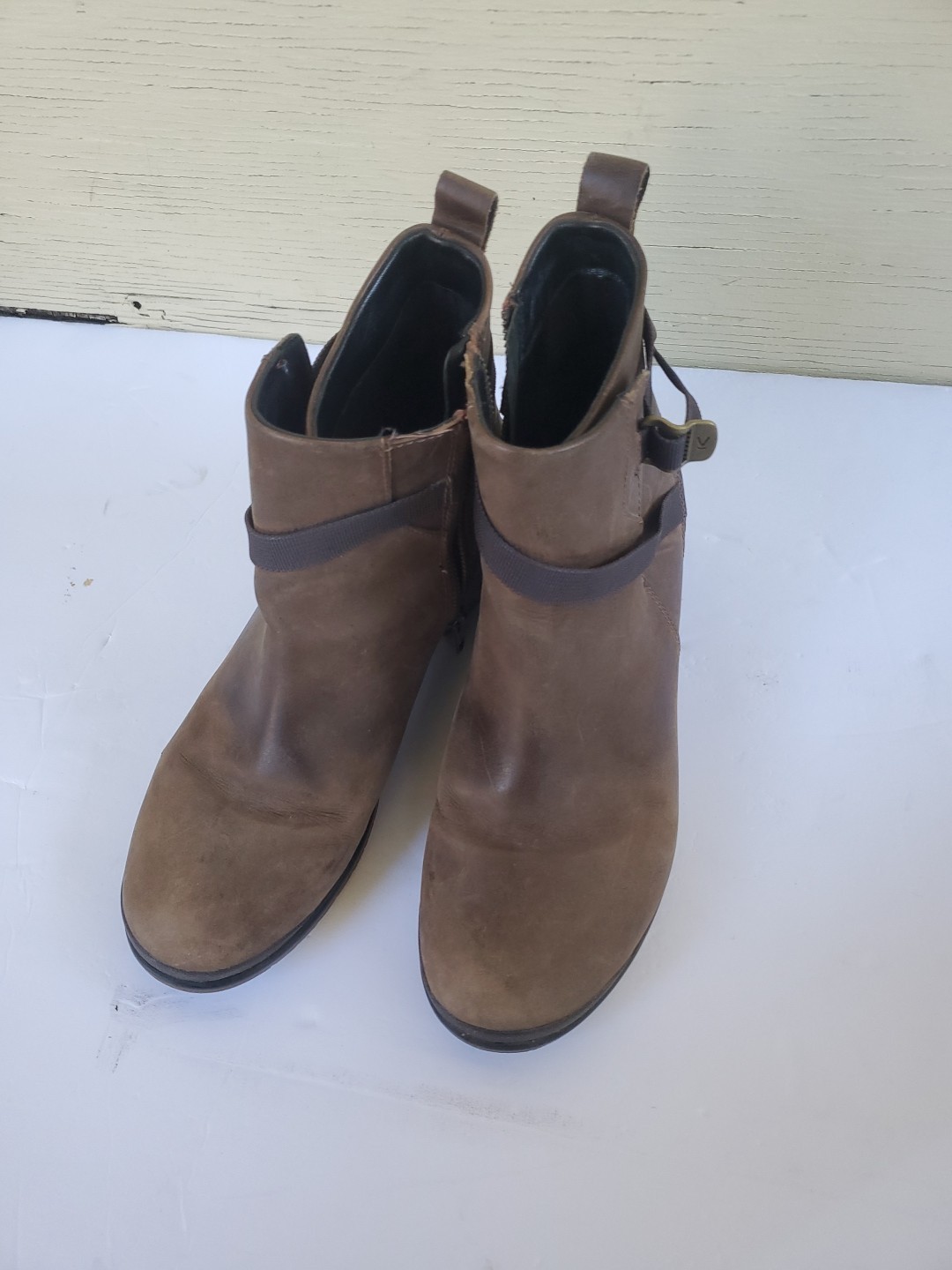 Stivaletti Keen Morrison Mid in pelle scamosciata 9 cinturini capperi zip marrone S1015055