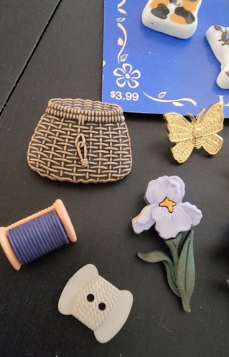 Amazing Vintage Button Lot Flowers Cats Butterflies & More Scrapbooking Unique - Picture 9 of 9