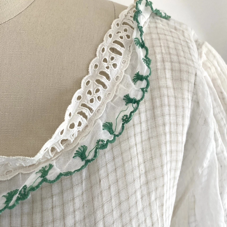 Blusa top blanca con ojales transparentes vintage de los años 30 Foto 4 de 4