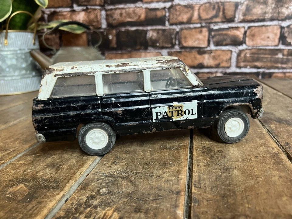 Camión de juguete de policía Tonka de la década de 1960 - Jeep Wagoneer Hi-Way Patrol - acero prensado Foto 3 de 4
