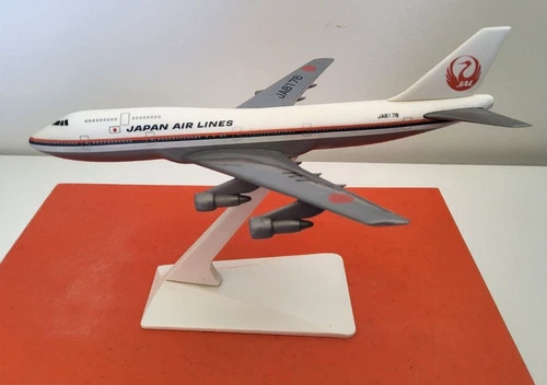 JAL JAPAN AIRLINES JA8178 FIGURINE AND STAND - Picture 1 of 6