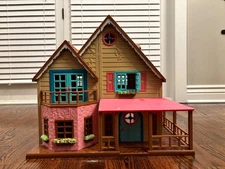 Li'l Woodzeez Honeysuckle Hillside Cottage Doll House Working Lights & Furniture
