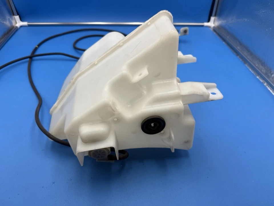 Резервуар омывателя ветрового стекла 2009-2013 Nissan 370z от оригинального производителя - Изображение 2 из 4