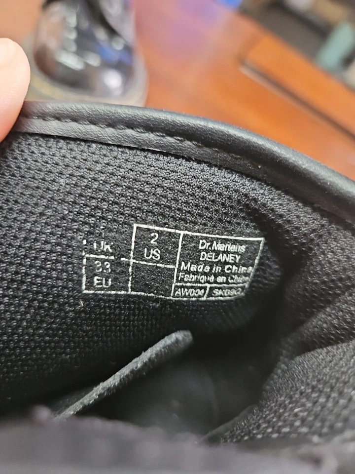 Botas de combate Dr. Martens para niños negras charol Delaney con cordones talla 2 Foto 4 de 4