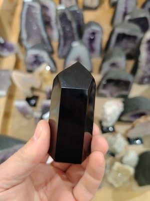 Obsidian Obelisk 196Gr. 9,2cm, komplett fein poliert, Spitze, tiefschwarz