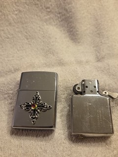 Zippo Feuerzeug mit Kreuzmotiv