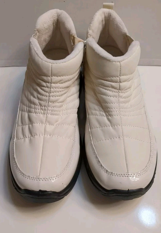 Botines Easy Street para mujer con cremallera Jax talla EE. UU. 7,5 marfil nailon/patente sintética Foto 2 de 4