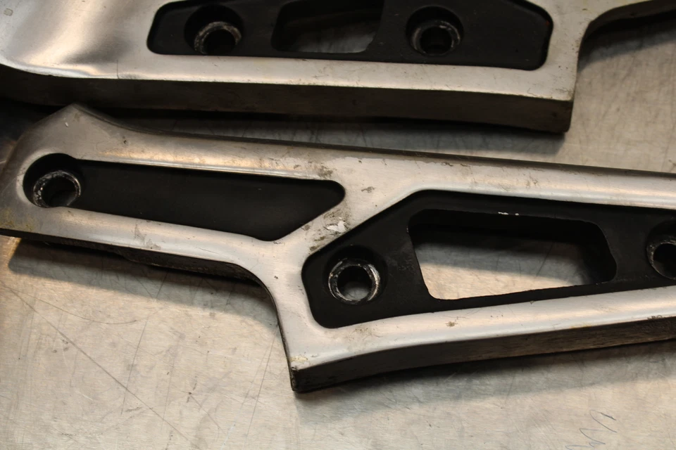 86 SUZUKI GS750ES JUEGO DE CLAVIJAS DE PASAJERO TRASERO PAR BB140 Foto 3 de 4