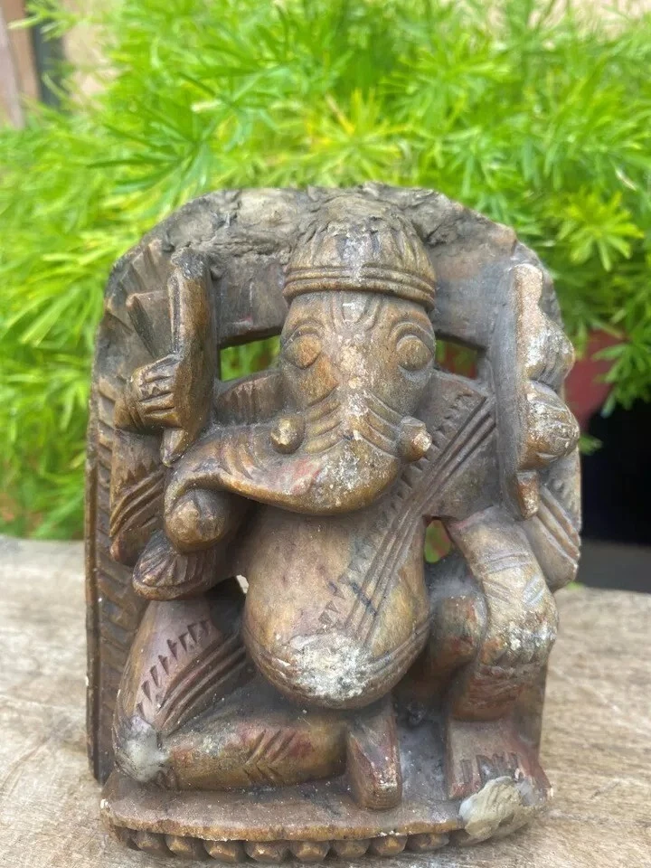 Antigua estatua escultura de dios hindú Ganesha tallada a mano de piedra gris antigua Foto 2 de 4