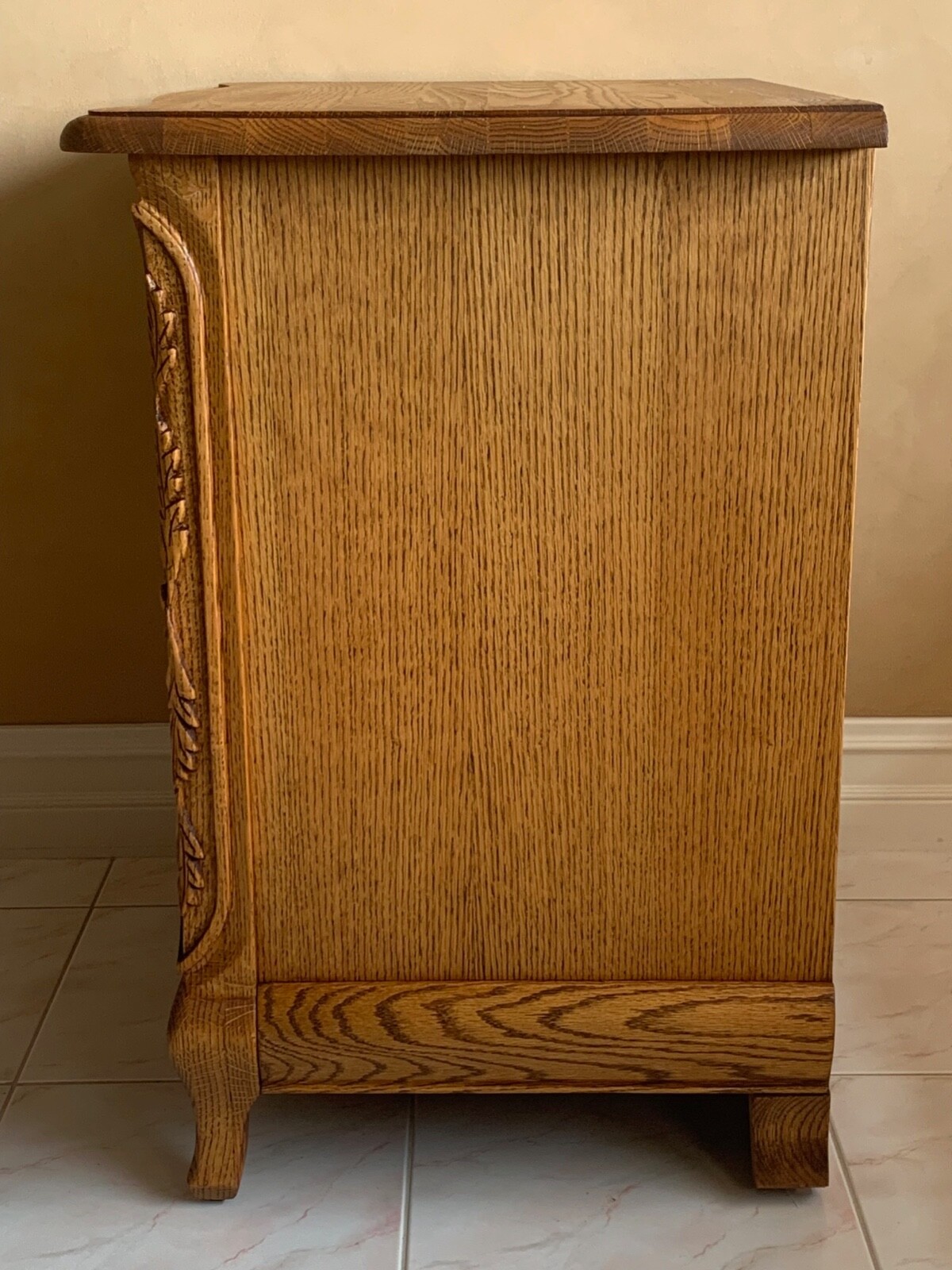 OAKWOOD INTERIORS VERSAILLES NIGHTSTAND / END TABLE CARVED RED OAK