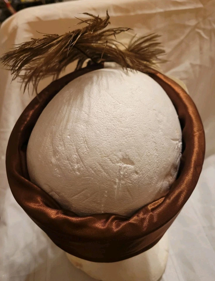 Sombrero Vintage Marrón Satén Diadema Plumas Marrón y Beige Beige Beige Flores Guc  Foto 3 de 4
