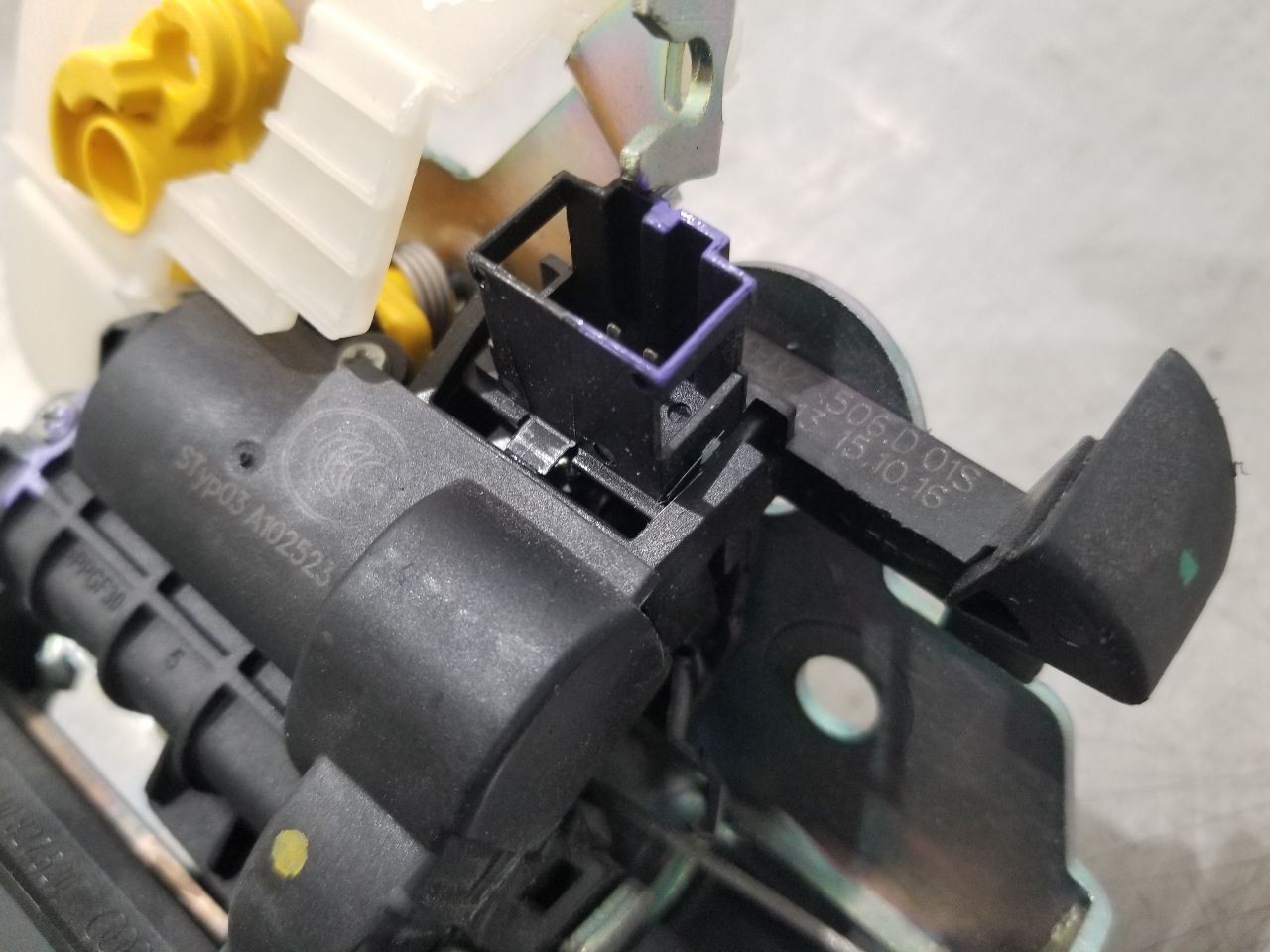 Bentley Bentayga REAR Trunk latch