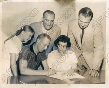 1954 St Louis Cardinals Baseball Signs Loyola Star Tom Schwaner Press Photo