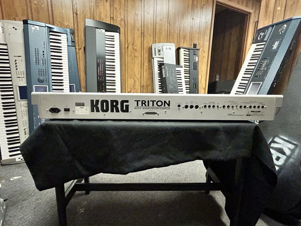 Korg Triton 61-Key Midi Synthesizer Keyboard Music Workstation - Image 2 of 3