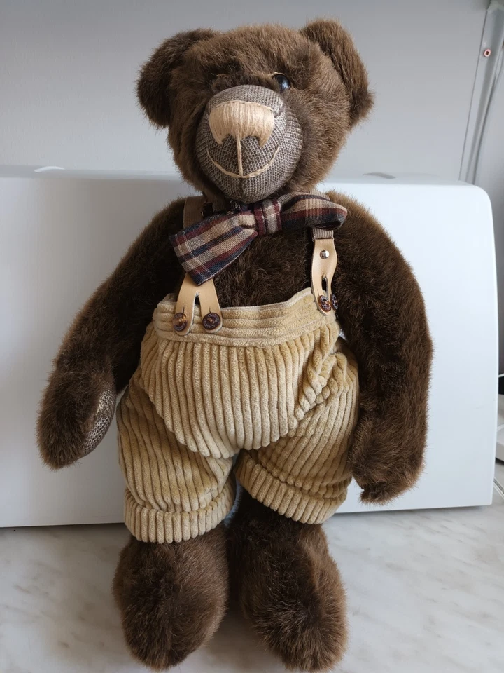 Teddybär selbst hergestellt. Mohair Stoff Die Kleidung ist mit enthalten. - Bild 2 von 2