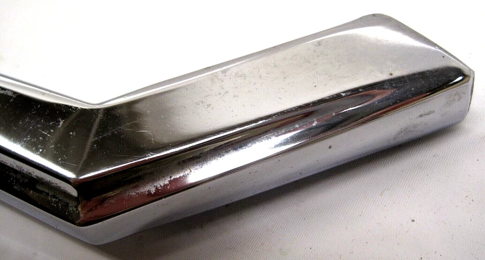 GM 9705038 1966 1967 Oldsmobile Cutlass F85 4-DOOR right vent window guide Foto 3 de 4