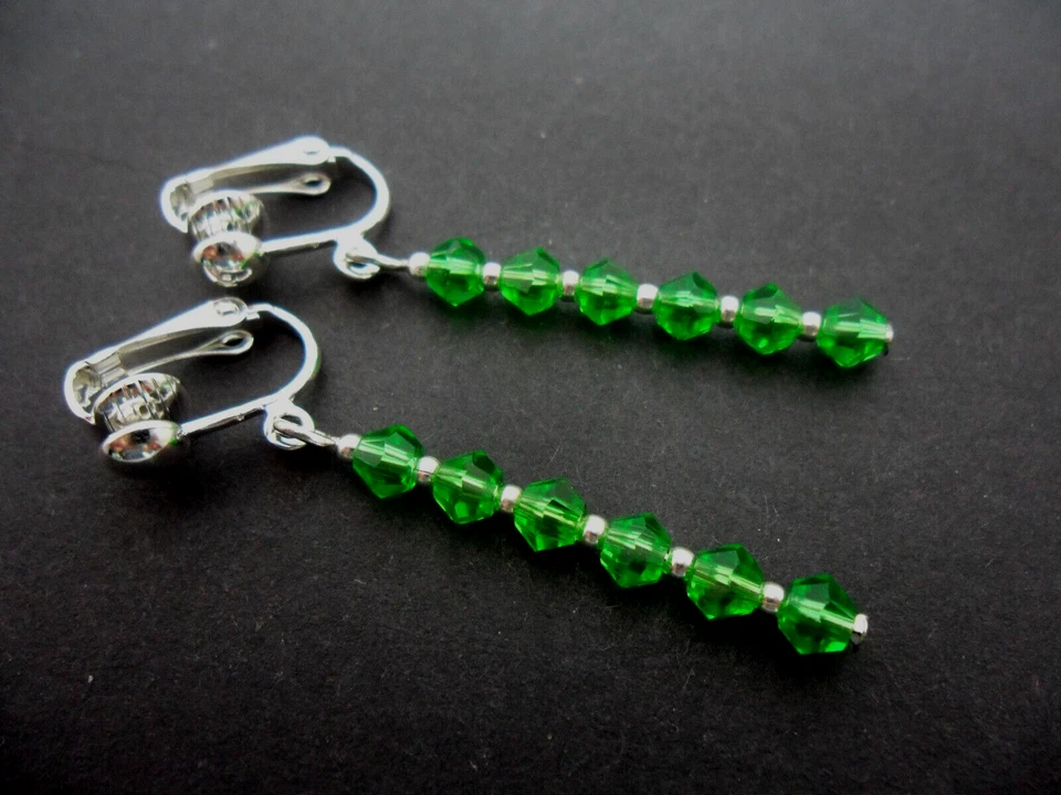 A PAIR OF GREEN CRYSTAL GLASS BEAD SILVER PLATED CLIP ON EARRINGS. NEW. - Image 1 of 1