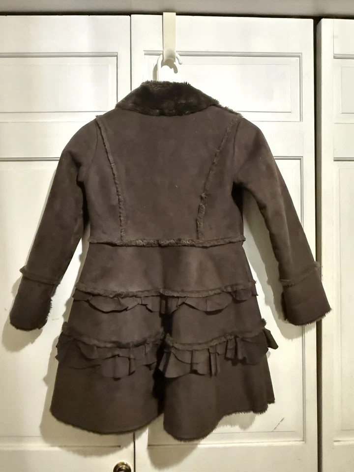Abrigo de invierno Widgeon Girls marrón con volantes en niveles imitación piel de oveja pesado elegante; talla 5 Foto 2 de 4