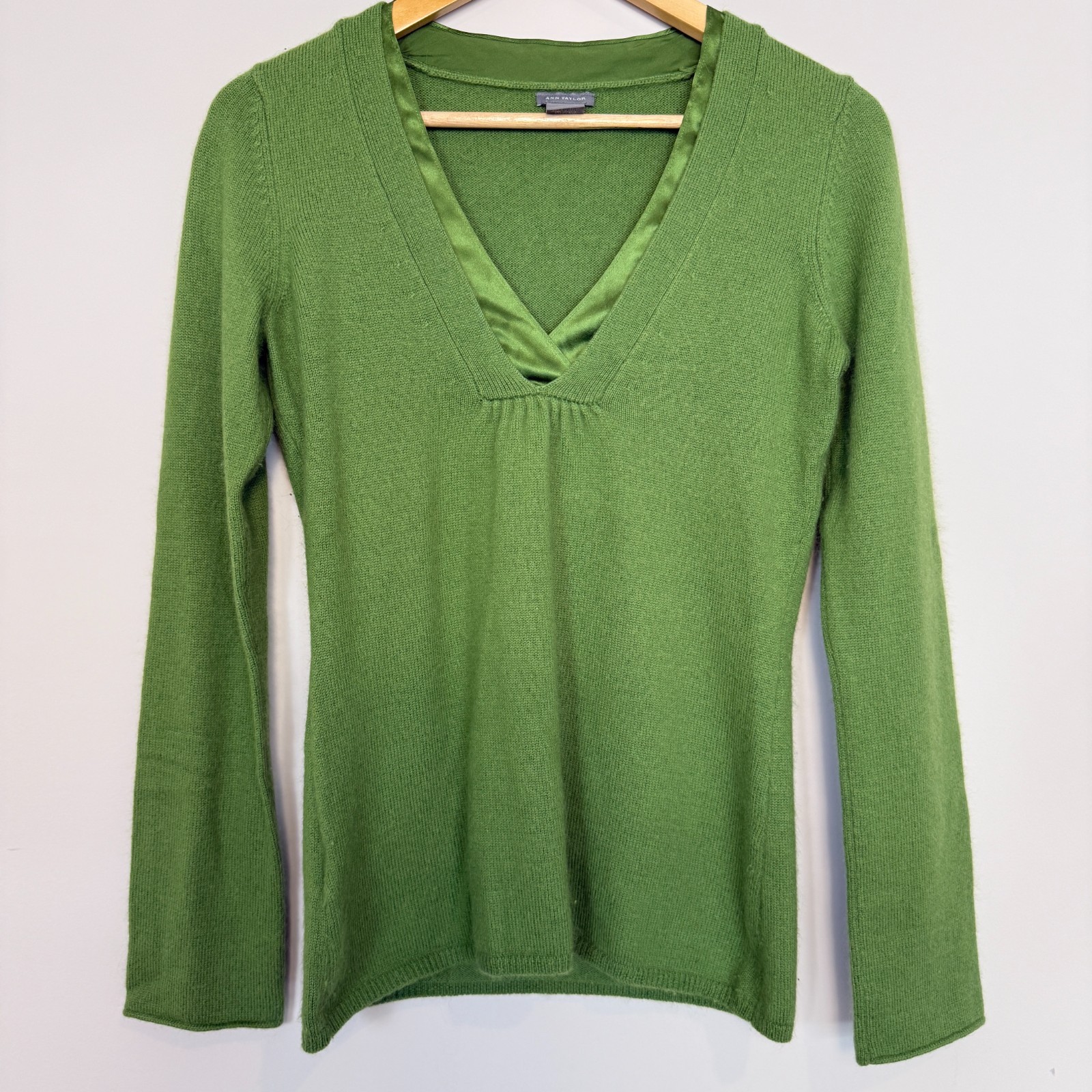Ann Taylor Merino Wool Blend V Neck Sweater Womens Small Green Soft Capsule