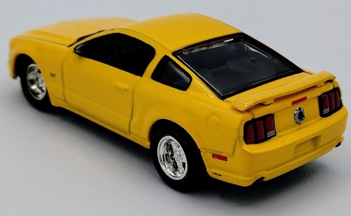LOOSE Johnny Lightning 1:64 Muscle Cars USA 2005 Ford Mustang GT - Picture 8 of 10