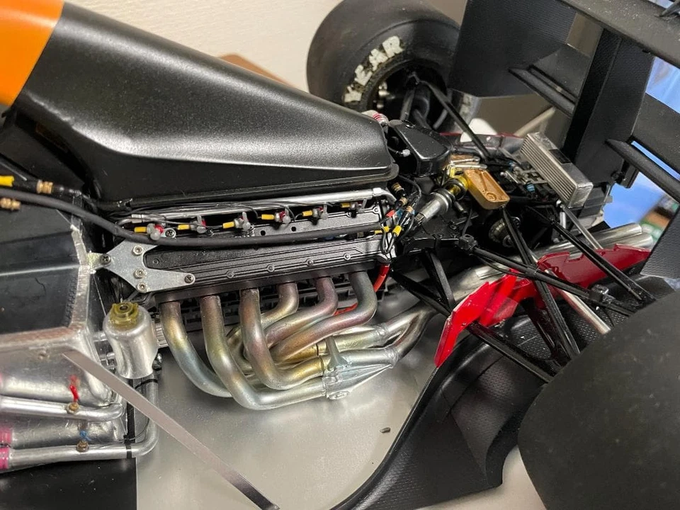 Rosso 1/8 Scale Ferrari 643 F1 Car Model with Detailed Engine Structure - Image 3 of 4