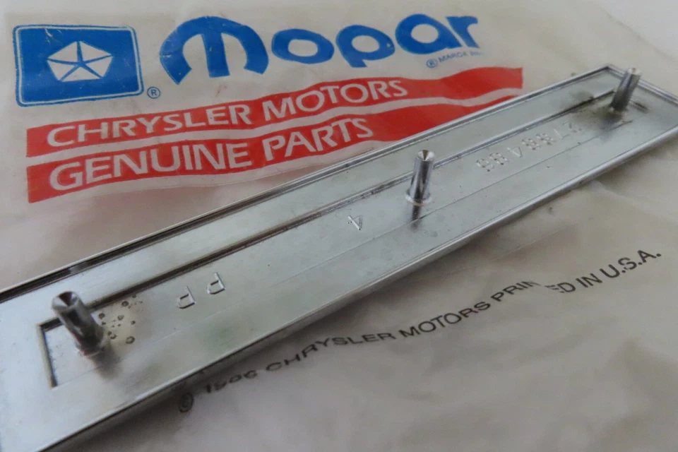 Nuevo de Lote Antiguo OEM Mopar 1967 Plymouth Fury III panel de puerta interior emblema placa de identificación insignia Foto 4 de 4
