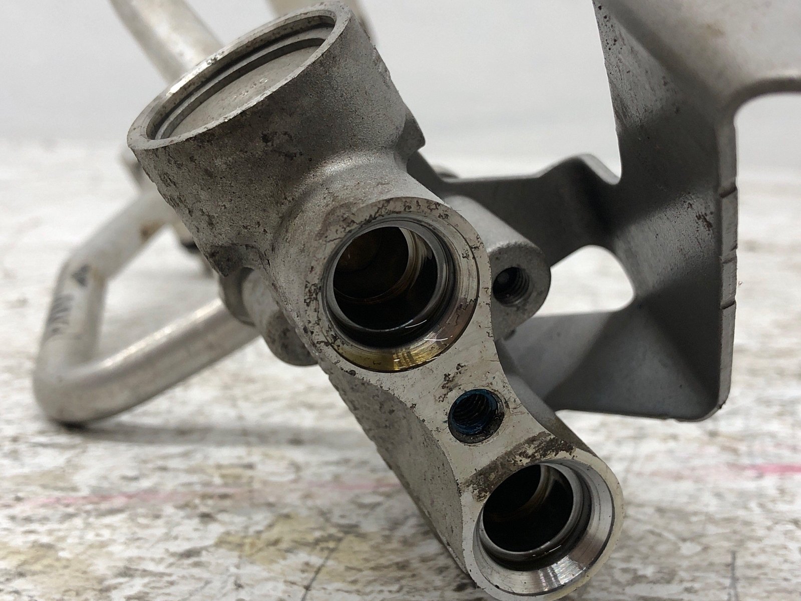 2016-2020 BENTLEY BENTAYGA REAR DIFFERENTIAL OIL COOLER OIL TEMP VALVE 2H0317027