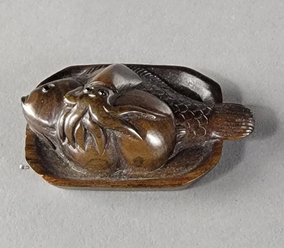 Antiguo pez y pulpo japonés de madera de hierro Netsuke de la era Meiji en bandeja firmado Foto 2 de 4