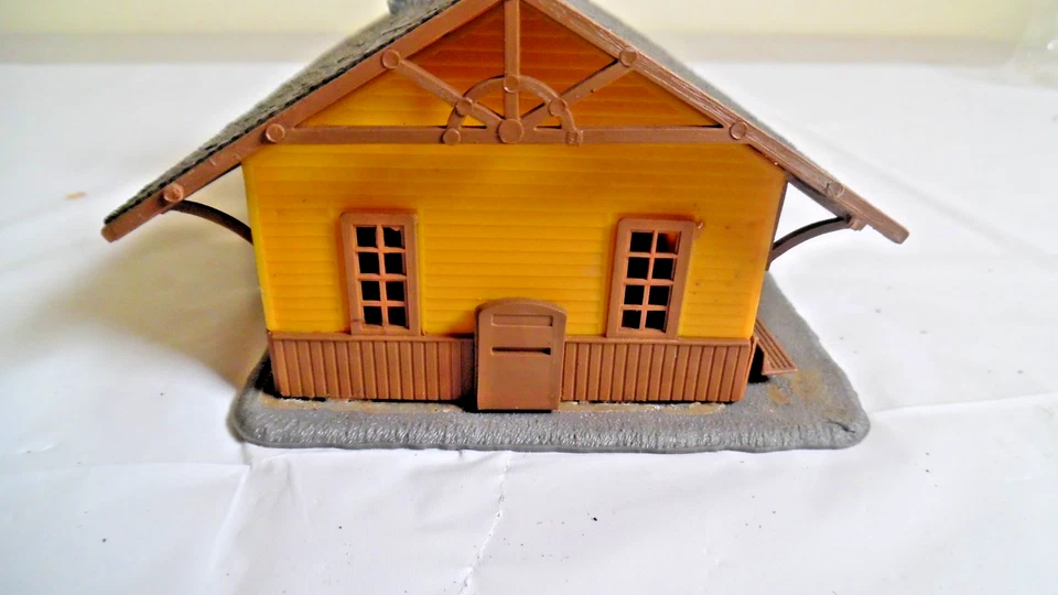 Tyco Ho Plastic Station Used Sold As Shown - Image 3 of 4