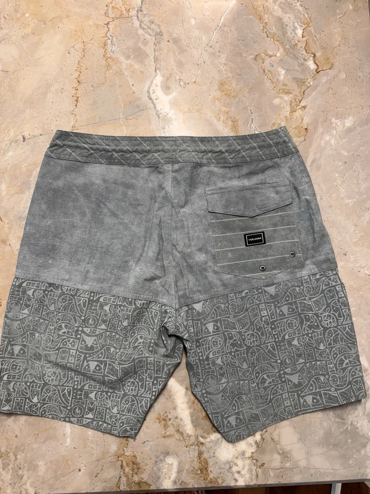 Don Pendleton ARTIST Volcom Slinger 18" Board Shorts, Size 33 BNWT $60 RARE  - Image 2 of 4