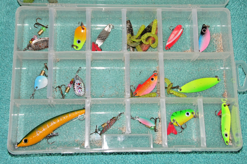 SCATOLA DI ESCHE DA PESCA ASSORTITE SPINNER JIGS per PESCA ACQUA DOLCE FIUME o SEA - Foto 2 di 4