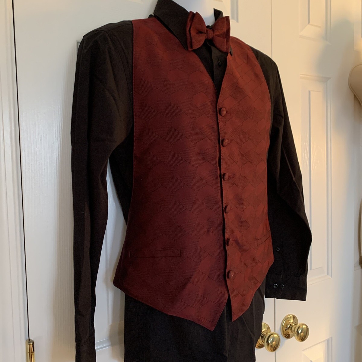 Men's Geometric Design Vest W Bow Tie Burgundy W Black