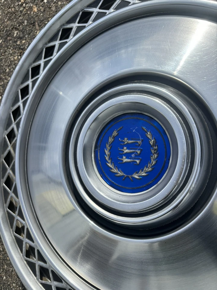 Ford Ltd Country Squire 1975-78 tapacubos 1 muy raro hermoso centro azul de 15"" Foto 4 de 4