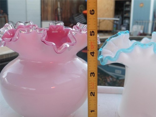 2 Vintage Fenton Art Glas rosa gehüllt silber blau Wappen gequetscht/rüscht Vasen - Bild 4 von 7