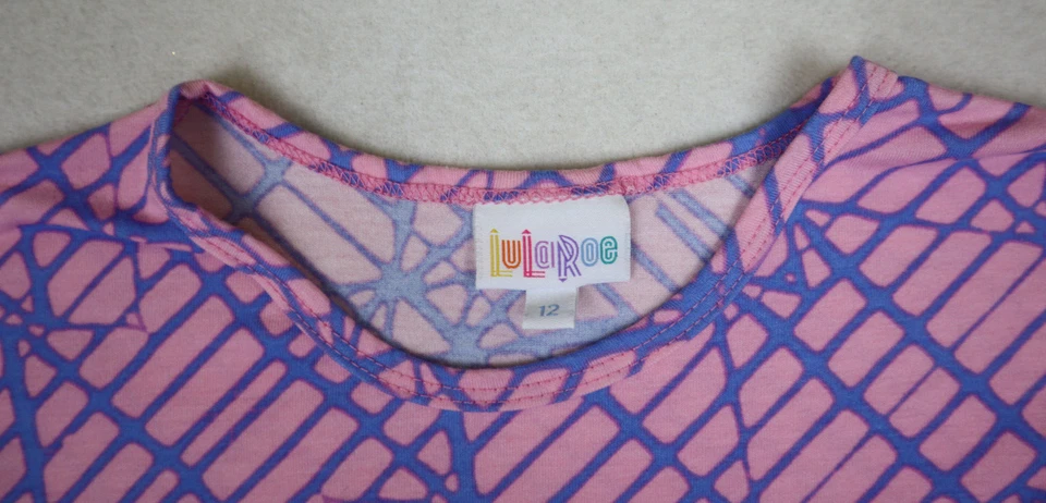 LULAROE - GRACIE - BLUSA TÚNICA HI-LO MANGA CURTA ESTAMPA ROSA E ROXA - TAMANHO 12 - Imagem 3 de 4