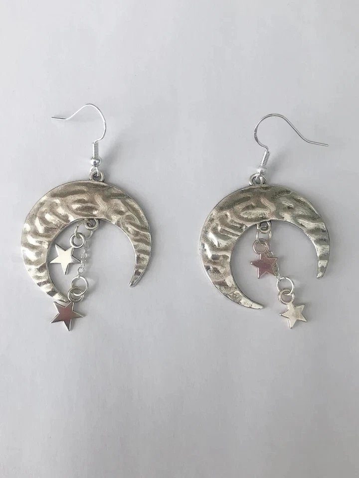 Pendientes colgantes martillados grandes de plata media luna y estrella esterlina celestial Foto 4 de 4