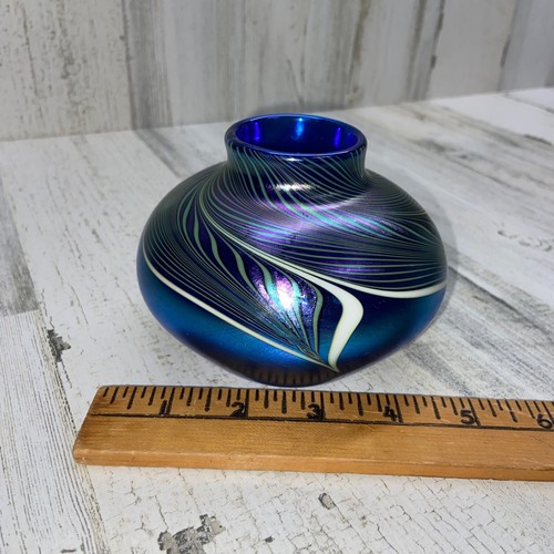 ORIENT & FLUME Art Glass 1988 VASE BLUE PEACOCK IRIDESCENT SIGNED HOSLER - Picture 4 of 12
